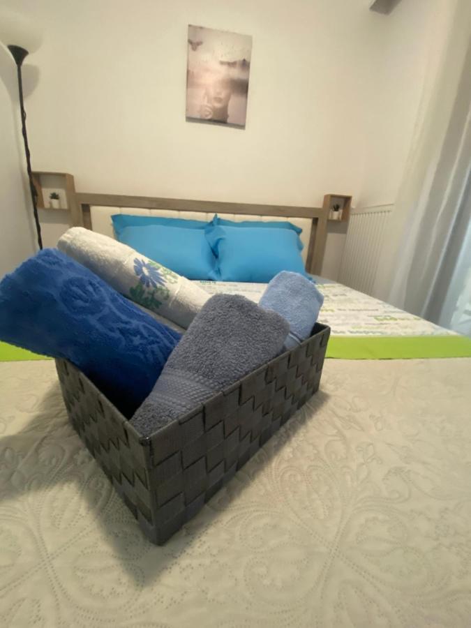 Lovely 2-Bedroom Appartement With Free Parking Αγία Τριάδα Εξωτερικό φωτογραφία