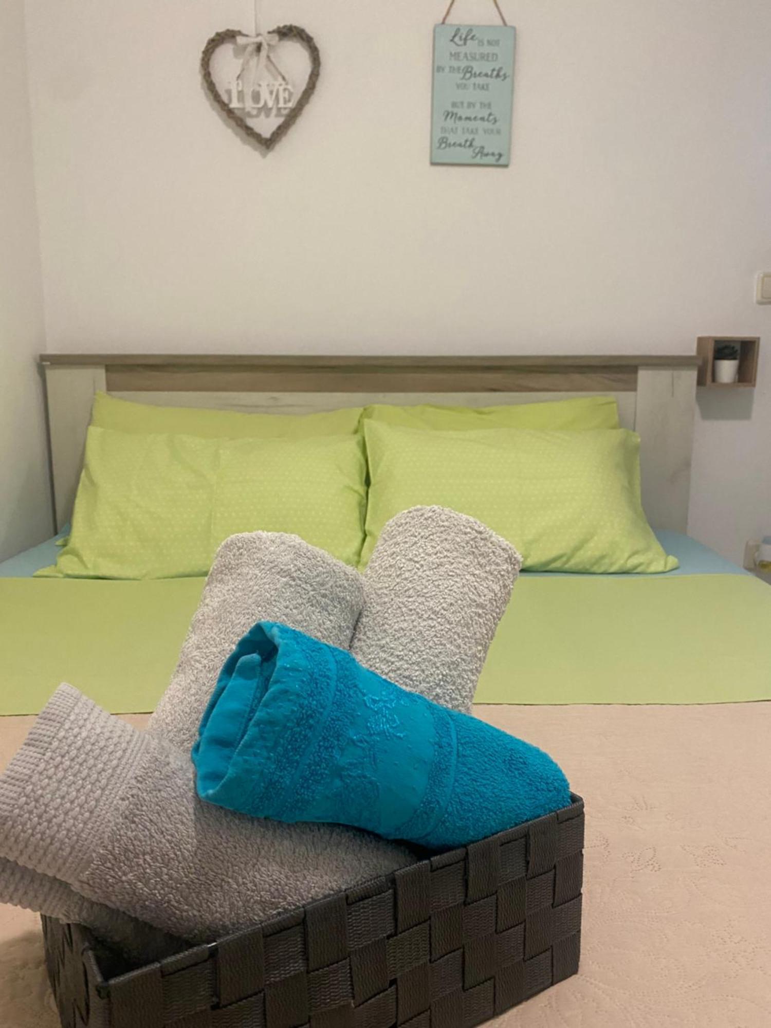 Lovely 2-Bedroom Appartement With Free Parking Αγία Τριάδα Εξωτερικό φωτογραφία